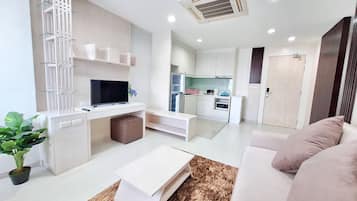 Apartment | 1 bedroom, individually decorated, desk, blackout drapes