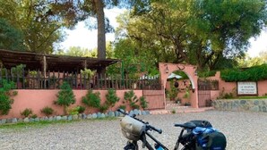 Un vélo est garé devant un bâtiment sur lequel on peut lire l’inscription : « Auberge du Moulon, restaurant ».