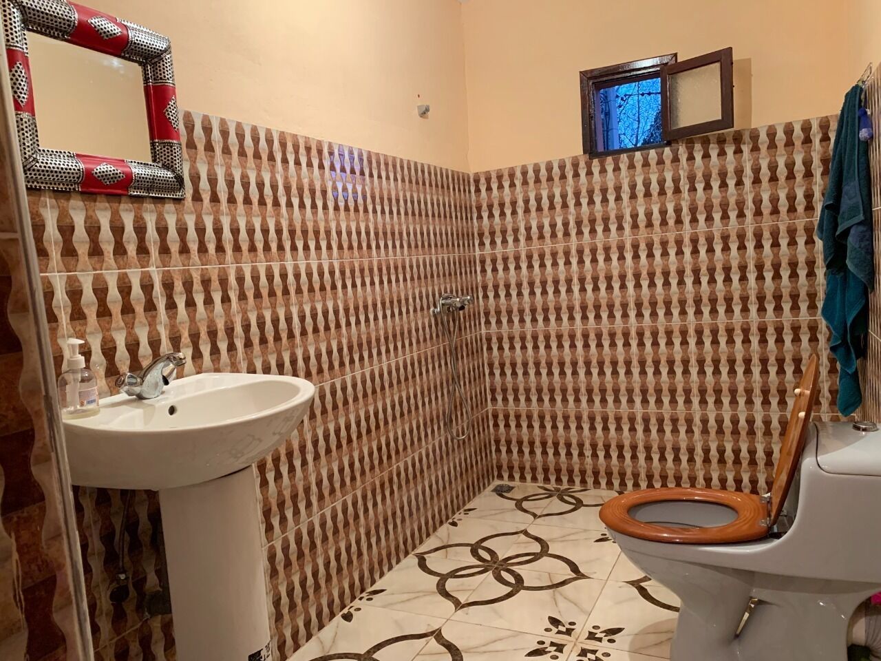 Een badkamer met een wastafel, toilet en douche.