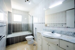Shower, hair dryer, towels, toilet paper - Amaizing 2 bedrooms apartment Great Location Costa Adeje 2 minutes to the beach (Costa Adeje)