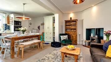 Smart TV, fireplace