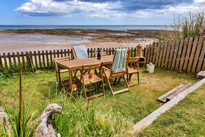 Outdoor dining - Cresswell House (Cresswell)