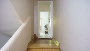 Una escalera que lleva a una habitación con una puerta al final.