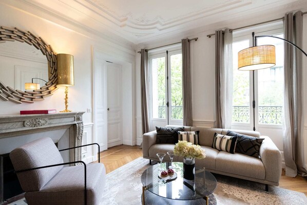 TV - Sweett | Wagram Suite II (Paris)