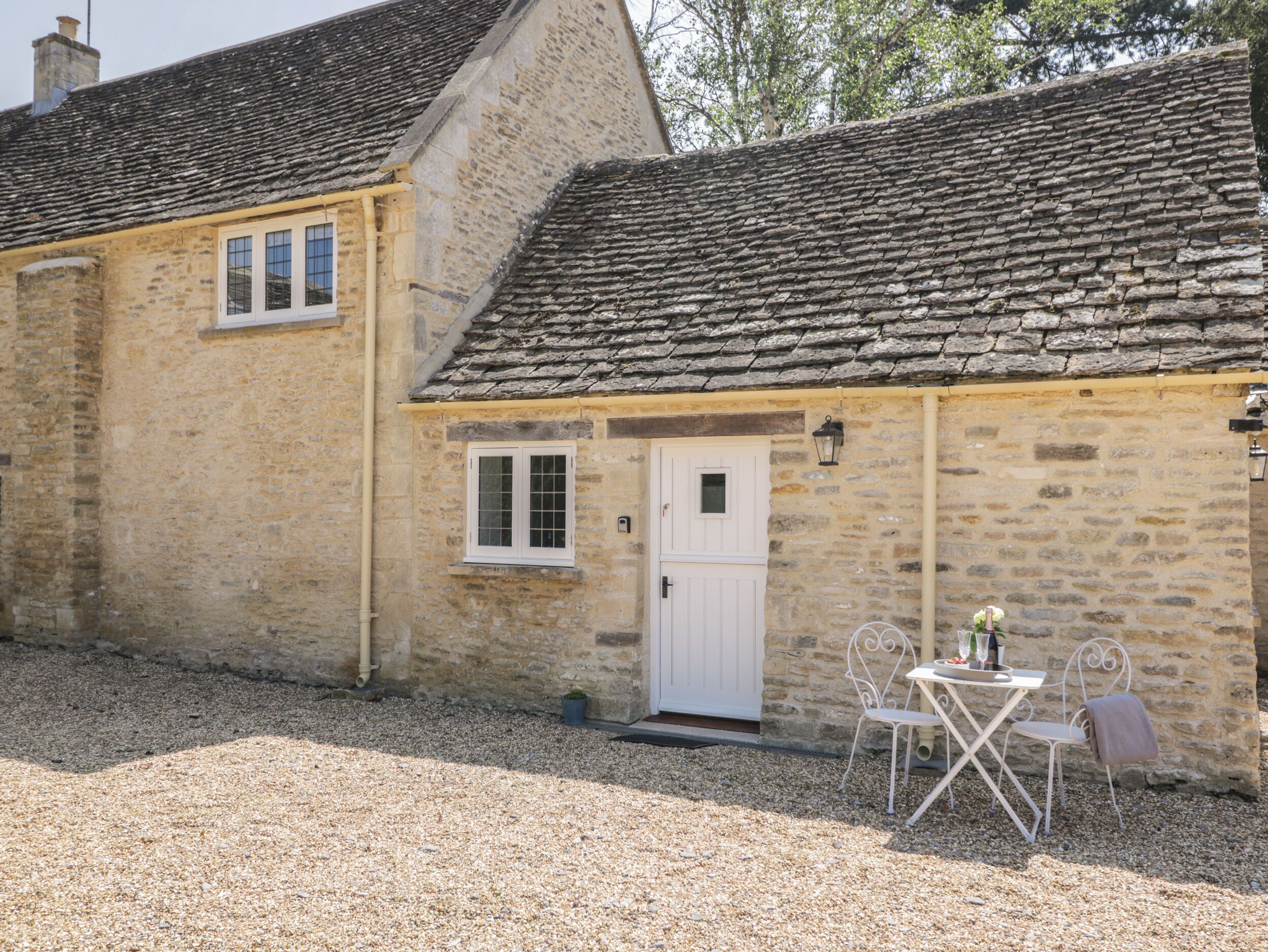 THE GROOMS FLAT, romantic, character holiday cottage in Sherston