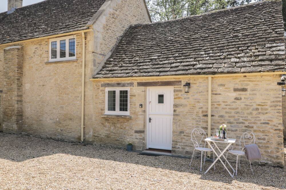 THE GROOMS FLAT, romantic, character holiday cottage in Sherston