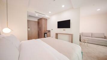 Deluxe Room | In-room safe, blackout drapes, soundproofing, free WiFi