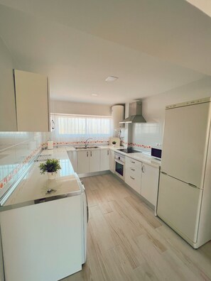 Kjøleskap, mikrobølgeovn, ovn og kokeplater