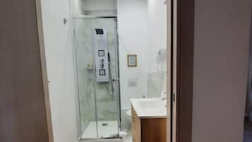 Camera Basic con letto matrimoniale o 2 letti singoli | Bagno | Set di cortesia gratuito, asciugacapelli