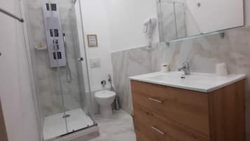 Camera Basic con letto matrimoniale o 2 letti singoli | Bagno | Set di cortesia gratuito, asciugacapelli