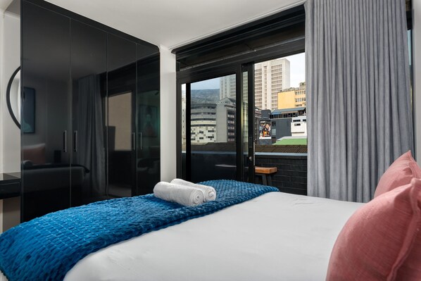 1 غرفة نوم وخزنة داخل الغرفة ومكواة/لوح كي وواي فاي