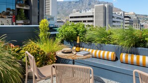 Outdoor dining - Vibrant Central Studio at The Carrington (Cape Town)