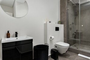 Een douche, een haardroger, handdoeken, zeep