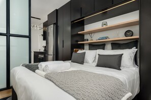 1 slaapkamer, een kluis op de kamer, een strijkplank/strijkijzer, wifi