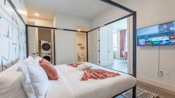 1 makuuhuone, tallelokero huoneessa, työpöytä, silitysrauta/-lauta