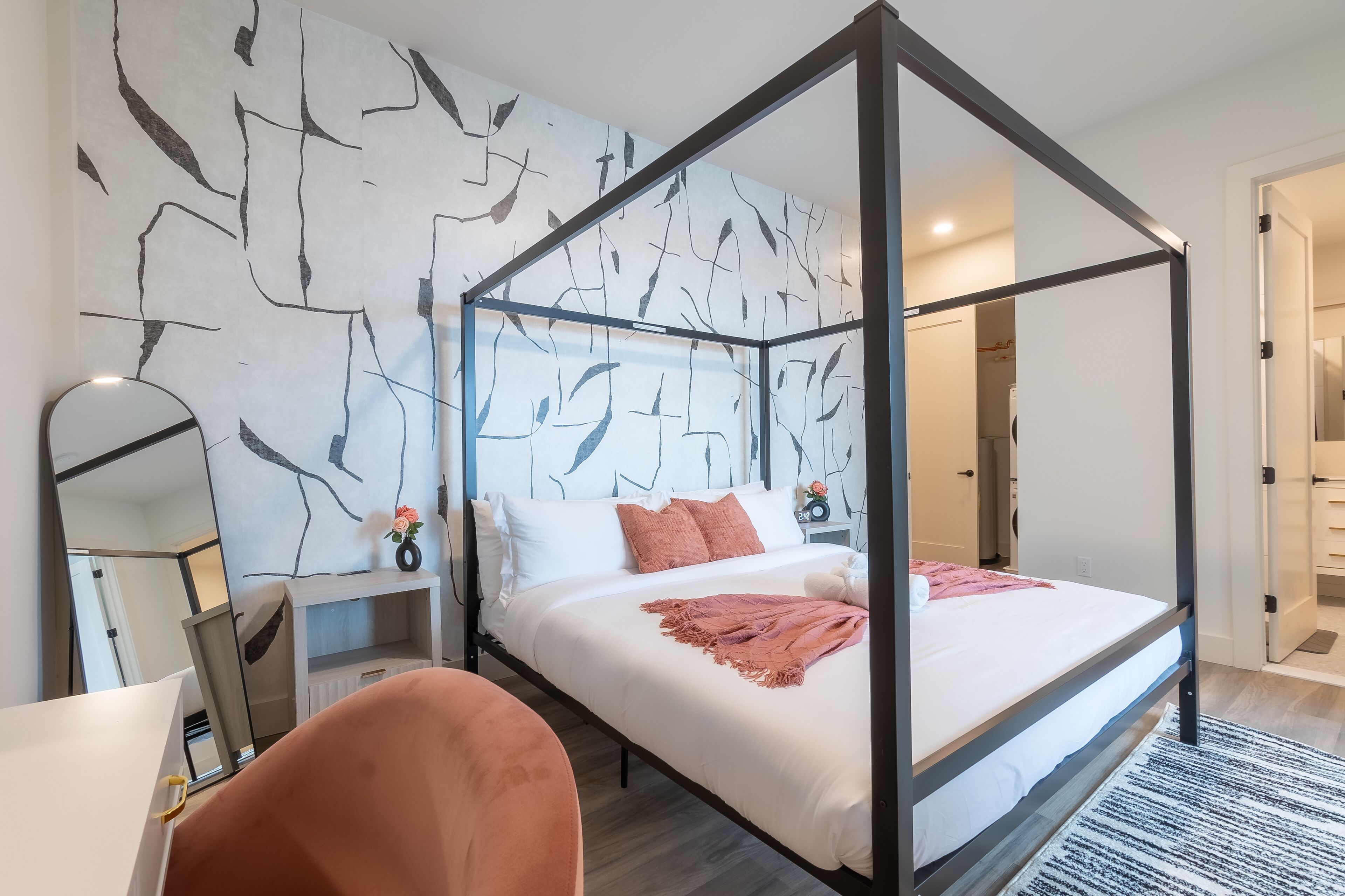 1 makuuhuone, tallelokero huoneessa, työpöytä, silitysrauta/-lauta