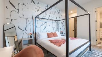 1 makuuhuone, tallelokero huoneessa, työpöytä, silitysrauta/-lauta