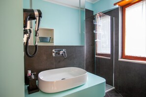 Shower, hair dryer, bidet, towels - A terrace overlooking the gulf. Stylishly furnished apartment for relaxing days. (Gaeta)