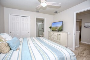 6 Schlafzimmer, Schreibtisch, Bügeleisen/Bügelbrett, Reisekinderbett