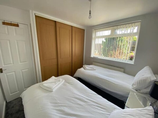 2 makuuhuonetta, silitysrauta/-lauta, Wi-Fi, vuodevaatteet