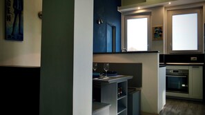 Kühlschrank, Mikrowelle, Ofen, Herdplatte