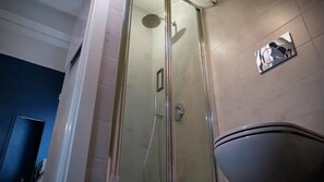 Een douche, een haardroger, een bidet, handdoeken