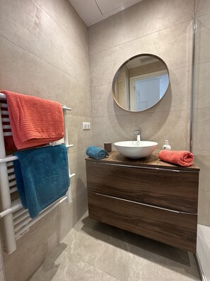 Asciugacapelli, asciugamani, sapone, carta igienica