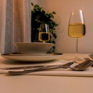 Food and drink - 2 Single beds, 1 Double bed - FREE PARKING SPACE - SMART TV's -Central Spacious  (Southampton)