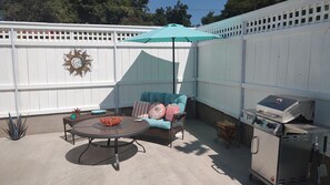 Outdoor dining -  Atomic Star Cottage Klamath Lake Hiking Trails Museums Crater Lake Lava Beds (Klamath Falls)