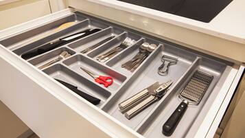 Un cajón de cocina con utensilios y herramientas.