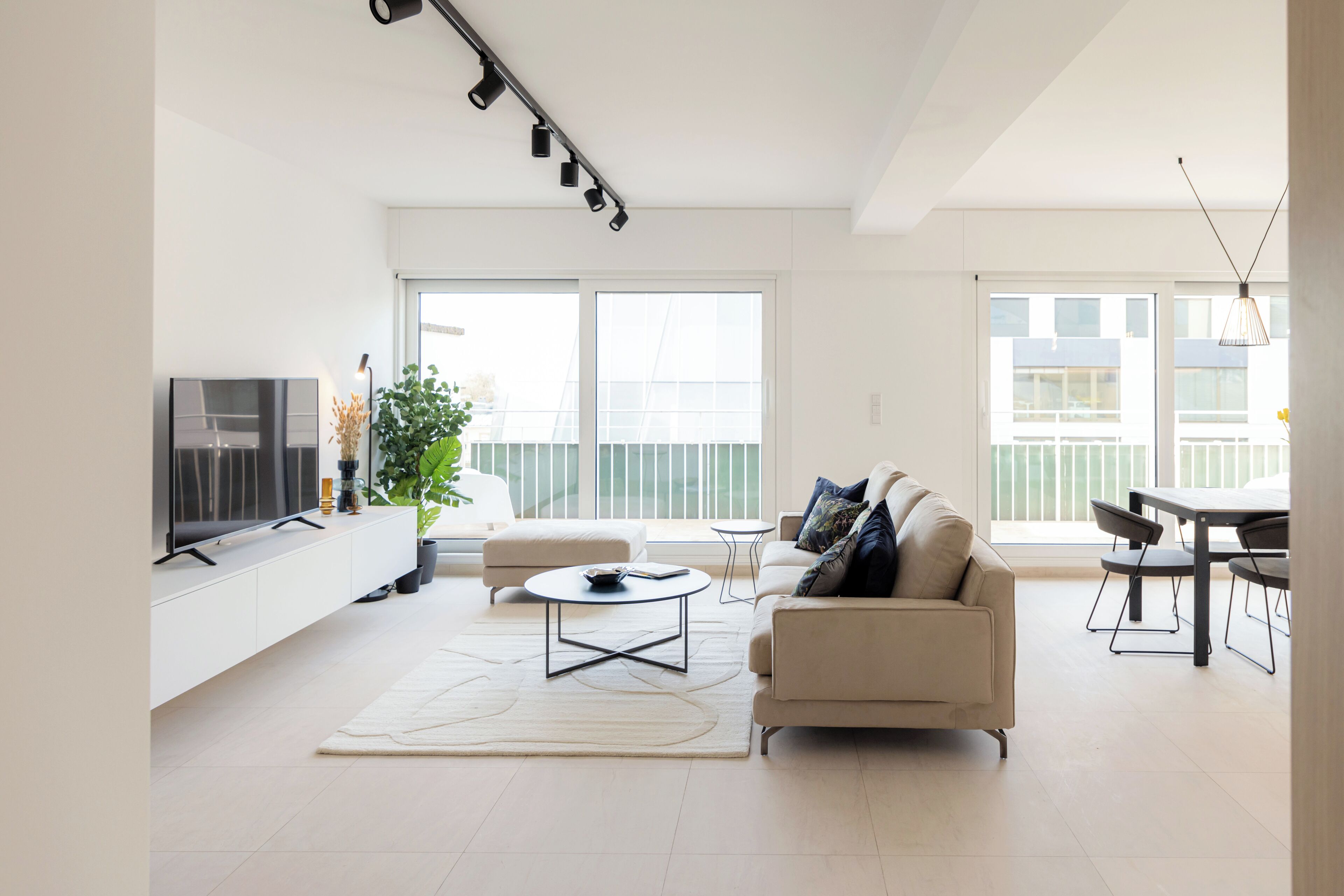 2 Bedroom Apartment | 起居區 | 智慧型電視、地暖系統