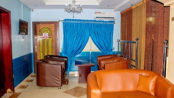 2 bars/lounges