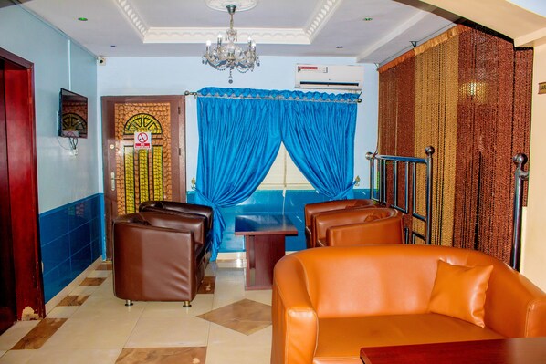 2 bars/lounges - Zurich Lodge (Lagos)