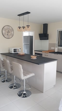 Fridge, microwave, oven, stovetop. Propriété de Campagne Vallée de la Dordogne