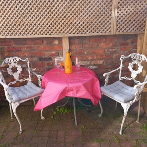 Outdoor dining - Self-contained Stunning Annex/ cottage, with parking + a south west courtyard. (Hoylake)