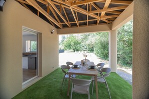 Outdoor dining - Villa Graveyron - Maison avec piscine privée (Berrias-et-Casteljau)