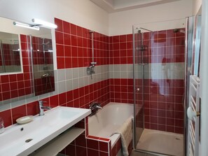 Hiustenkuivaaja, pyyhkeet, saippua, sampoo