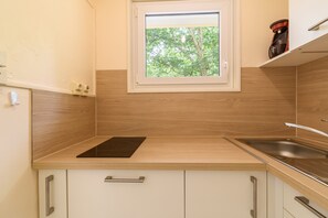 Frigorífico, microondas, cafetera o tetera y hervidor eléctrico