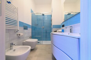 Deluxe Room, Hot Tub, Garden View | Bathroom | Shower, free toiletries, hair dryer, towels - B&B La Rosa (Ischia)