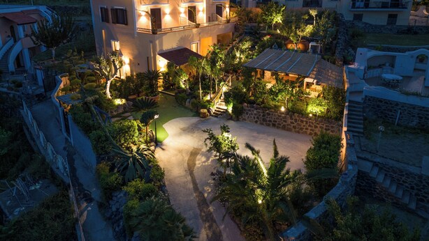 A modern villa with a spacious patio, a swimming pool, and a well-maintained garden. - B&B La Rosa (Ischia)