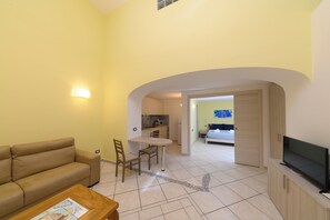 Superior-Studiosuite, Terrasse | Minibar, Zimmersafe, Schreibtisch, Verdunkelungsvorhänge