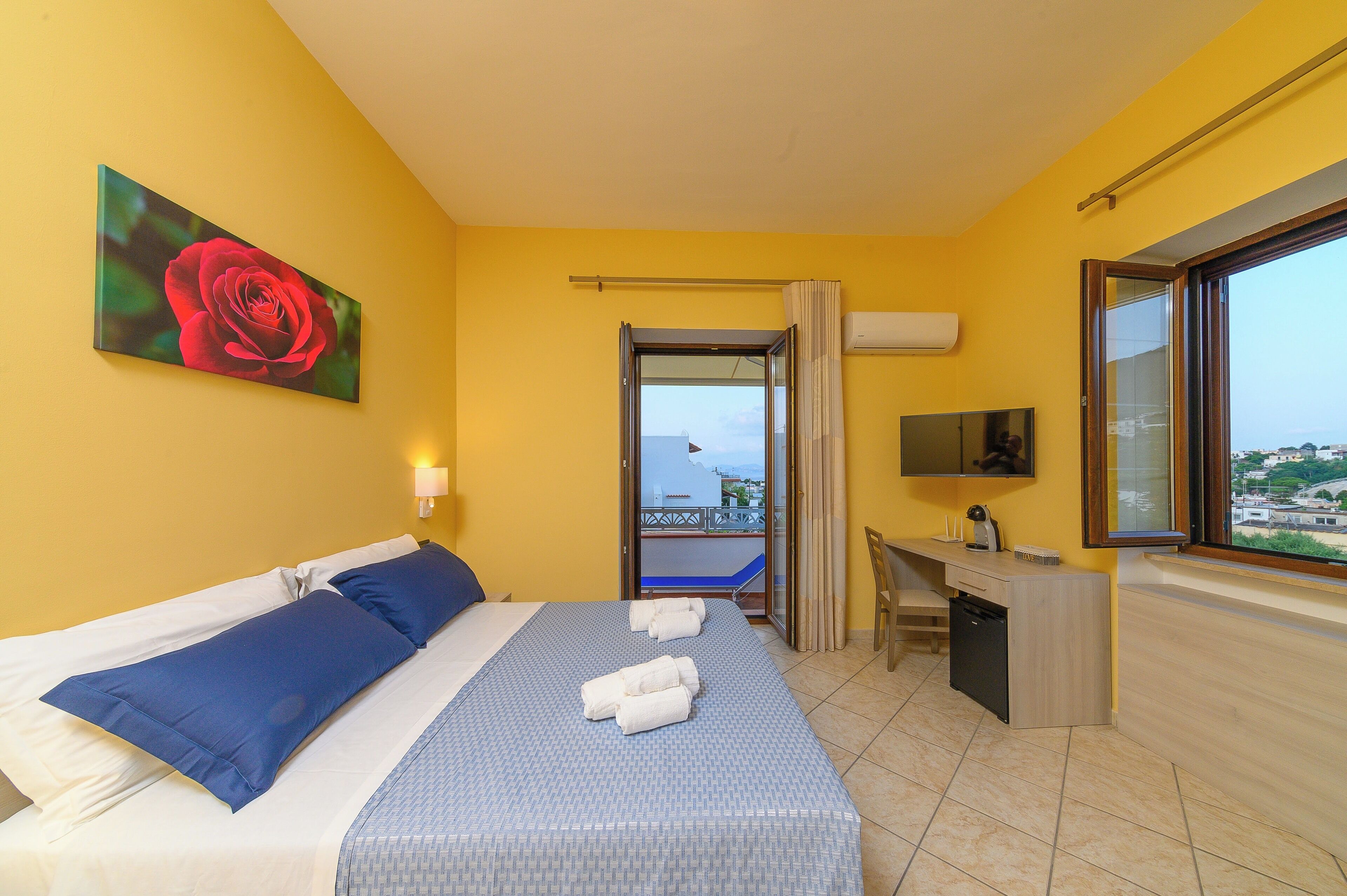 Deluxe-Zimmer, Whirlpool, Gartenblick | Minibar, Zimmersafe, Schreibtisch, Verdunkelungsvorhänge