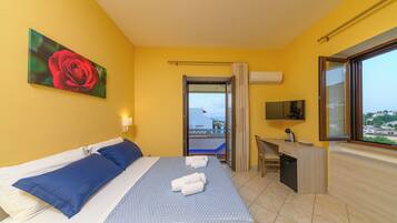 Deluxe Room, Hot Tub, Garden View | Minibar, in-room safe, desk, blackout curtains