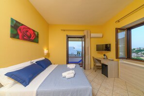 Deluxe Room, Hot Tub, Garden View | Minibar, in-room safe, desk, blackout drapes