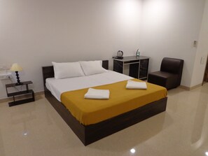 1 bedroom, iron/ironing board, WiFi, bed sheets - The Blues Hospitality   Porur Gardens King Room (Chennai)