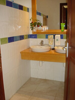 Serviettes fournies, savon, papier de toilette