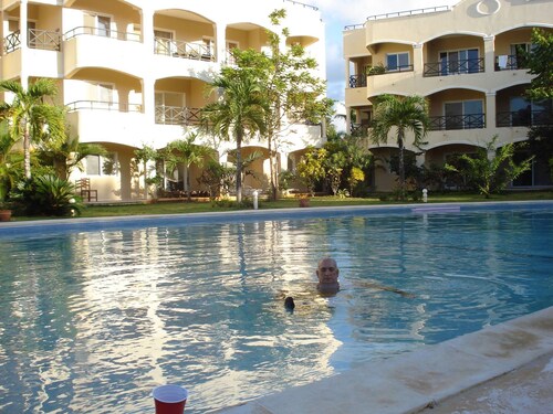 2 bedrooms 1 bath apartment walking distance from the beach!