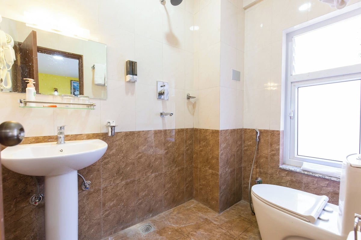 Shower, rainfall showerhead, free toiletries, hair dryer