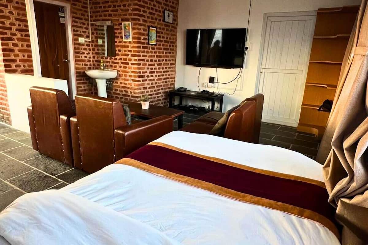 1 غرفة نوم وميني بار وخزنة داخل الغرفة ومكتب