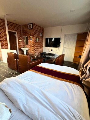 1 غرفة نوم وميني بار وخزنة داخل الغرفة ومكتب